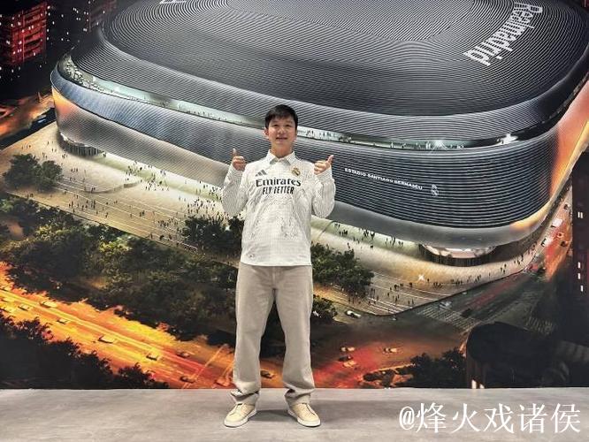 外国小球迷追星樊振东，退场合影展现暖心风范